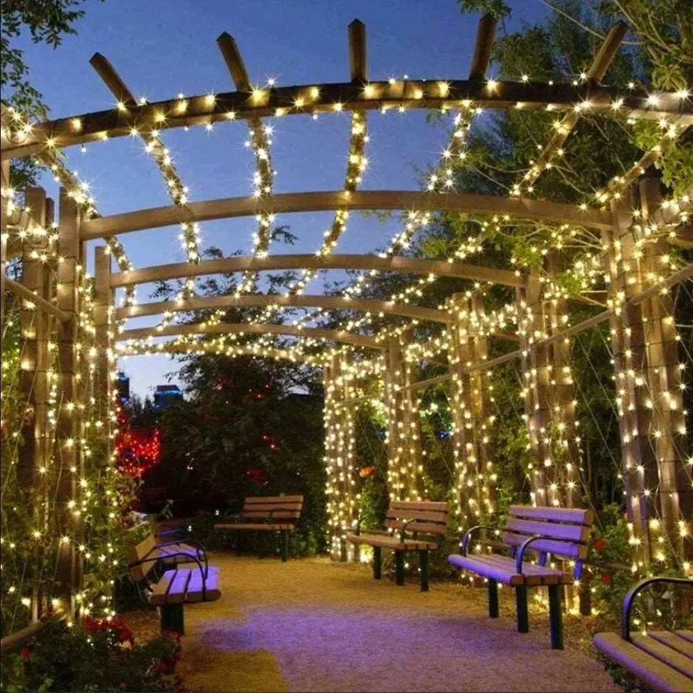 Serie de luces solares 200 LED decorando pérgola de jardín, iluminación cálida, envío gratis Colombia